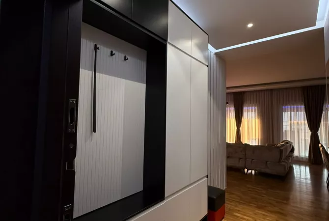 Shtepi ne shitje Penthose(kati i fundit panoramik) ne Tirane, 2+1, Mobilimi E mobiluar, Pagesa 300,000  Euro.