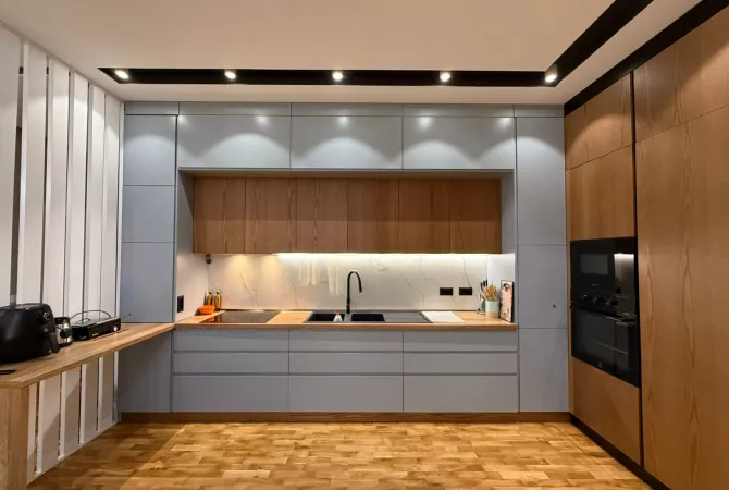 Shtepi ne shitje Penthose(kati i fundit panoramik) ne Tirane, 2+1, Mobilimi E mobiluar, Pagesa 300,000  Euro.