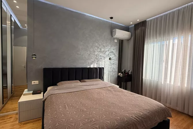 Shtepi ne shitje Penthose(kati i fundit panoramik) ne Tirane, 2+1, Mobilimi E mobiluar, Pagesa 300,000  Euro.