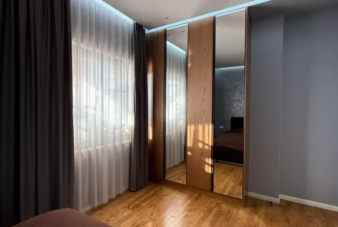 Shtepi ne shitje Penthose(kati i fundit panoramik) ne Tirane, 2+1, Mobilimi E mobiluar, Pagesa 300,000  Euro.