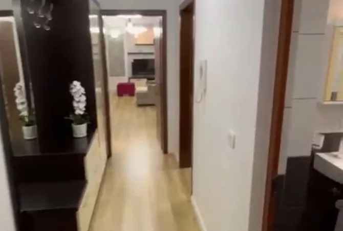 Shtepi ne shitje Papafingo(kati i catise) ne Tirane, 2+1, Mobilimi E mobiluar, Pagesa 147,000  Euro.