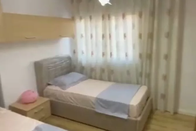 Shtepi ne shitje Papafingo(kati i catise) ne Tirane, 2+1, Mobilimi E mobiluar, Pagesa 147,000  Euro.