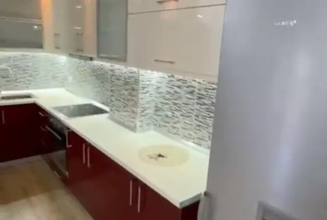 Shtepi ne shitje Papafingo(kati i catise) ne Tirane, 2+1, Mobilimi E mobiluar, Pagesa 147,000  Euro.