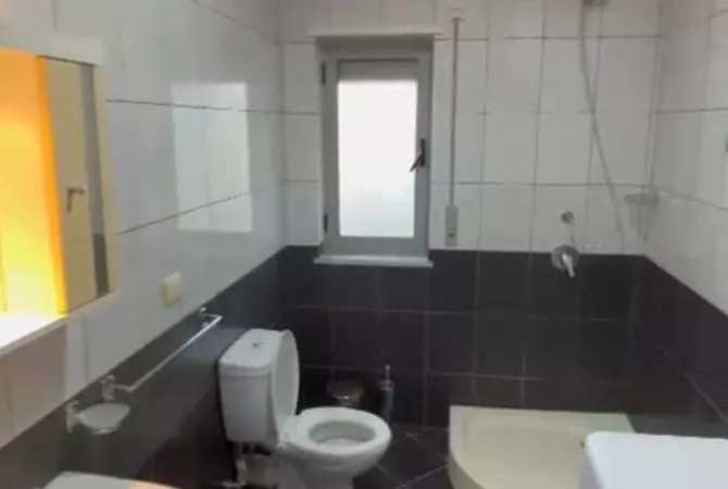 Shtepi ne shitje Papafingo(kati i catise) ne Tirane, 2+1, Mobilimi E mobiluar, Pagesa 147,000  Euro.