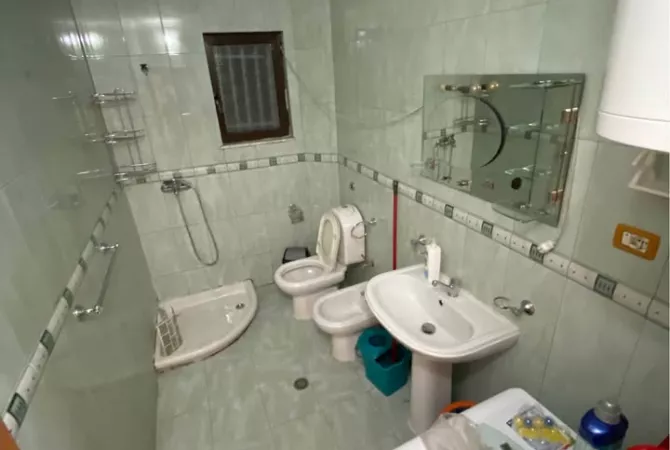 Shtepi me qera Apartament ne Tirane, 3+1, Mobilimi E mobiluar, Pagesa 500  Euro.