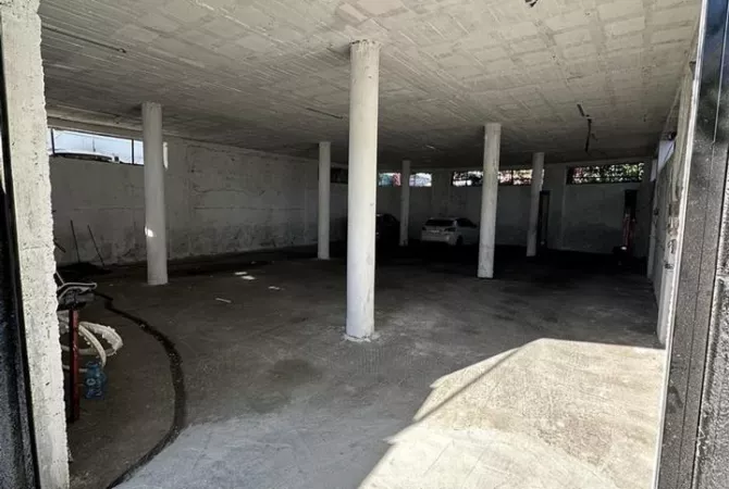 Ambiente Commerciale in Affitto 4+1 a Tirana - 900 Euro