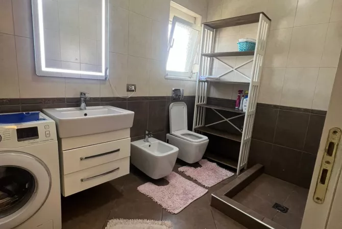 Shtepi ne shitje Apartament ne Tirane, 1+1, Mobilimi E mobiluar, Pagesa 103,000  Euro.