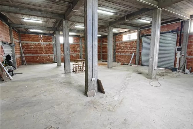 Ambient biznesi me qera 4+1 ne Tirane - 1,500 Euro