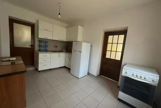Shtepi me qera 1+1 ne Tirane - 30,000 Leke