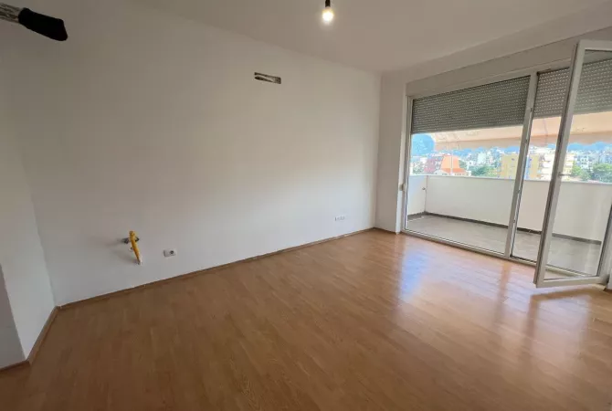 Shtepi me qera Apartament ne Tirane, 1+1, Mobilimi Bosh, pa mobiluar, Pagesa 700  Euro.