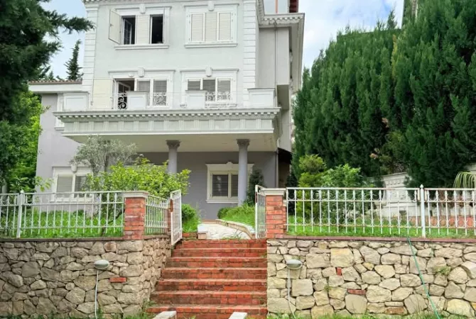 Shtepi ne shitje Vila Luksoze ne Tirane, 6+1, Mobilimi Pjeserisht e mobiluar, Pagesa 850,000  Euro.