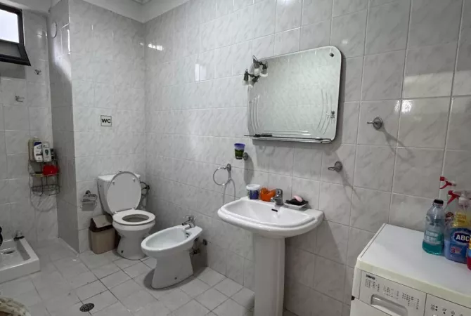 Shtepi ne shitje Apartament ne Tirane, 2+1, Mobilimi Bosh, pa mobiluar, Pagesa 135,000  Euro.
