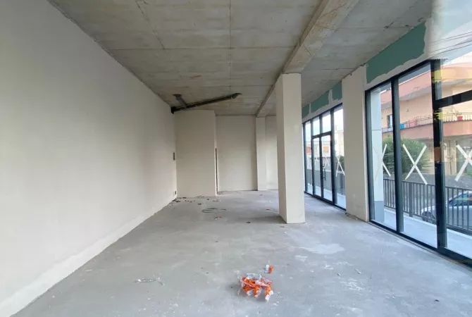 Ambiente Commerciale in Affitto 4+1 a Tirana - 1,500 Euro