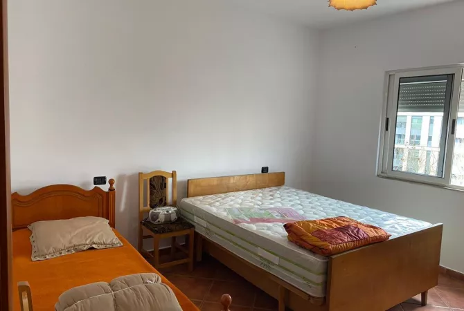 Shtepi me qera Apartament ne Tirane, 3+1, Mobilimi E mobiluar, Pagesa 590  Euro.