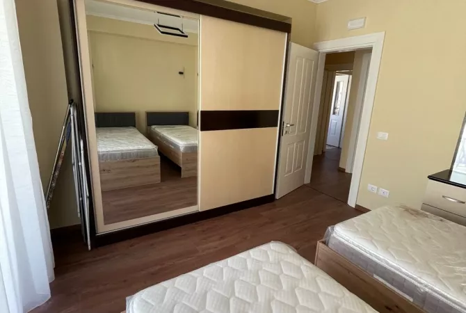 Shtepi me qera Apartament ne Tirane, 2+1, Mobilimi E mobiluar, Pagesa 1,300  Euro.