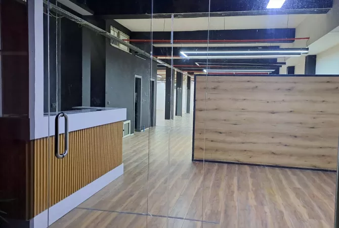 Ambiente Commerciale in Affitto 3+1 a Tirana - 2,500 Euro