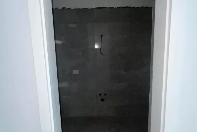 Shtepi me qera Apartament ne Tirane, 3+1, Mobilimi Bosh, pa mobiluar, Pagesa 1,300  Euro.