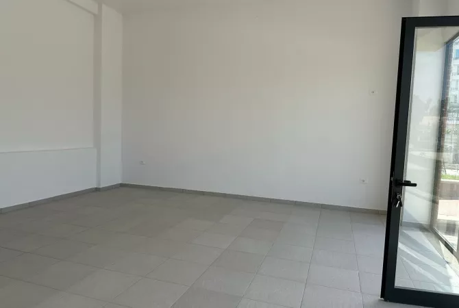 Ambiente Commerciale in Affitto 1+1 a Tirana - 400 Euro