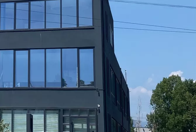 Ambiente Commerciale in Affitto 4+1 a Tirana - 7,150 Euro