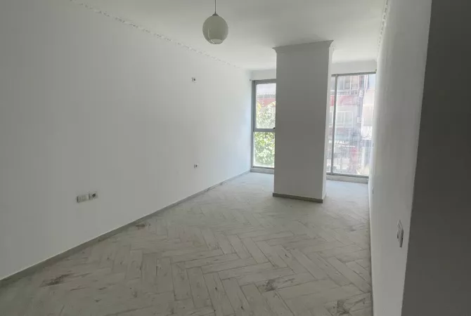 Jepet me qera ambient zyrash ne Astir 