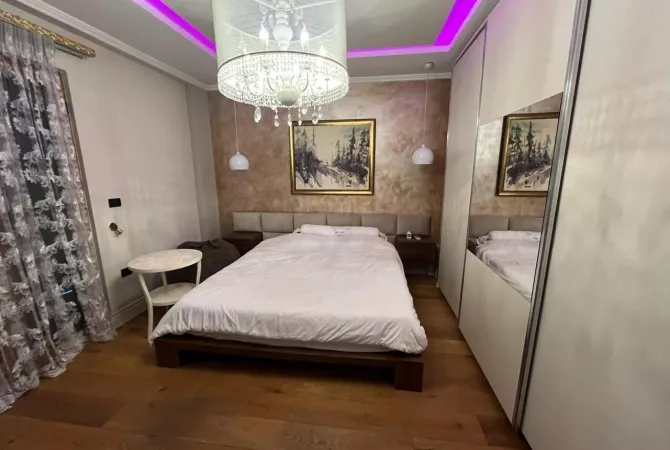 Shtepi me qera Apartament ne Tirane, 3+1, Mobilimi E mobiluar, Pagesa 80,000  Leke.