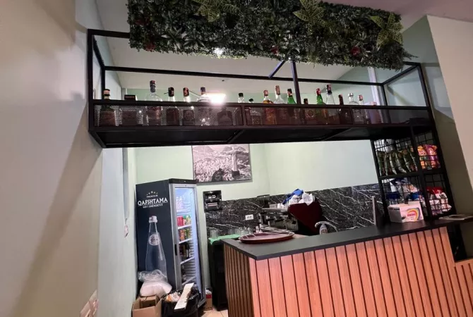 Shitet  ambient biznesi Bar-Kafe ne Komune te Parisit.