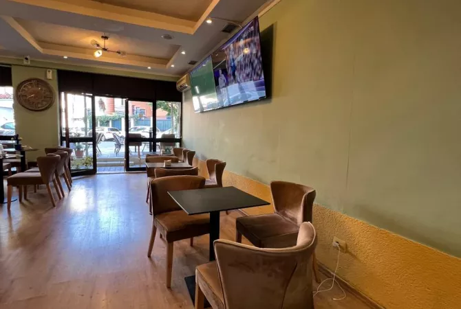 Shitet  ambient biznesi Bar-Kafe ne Komune te Parisit.