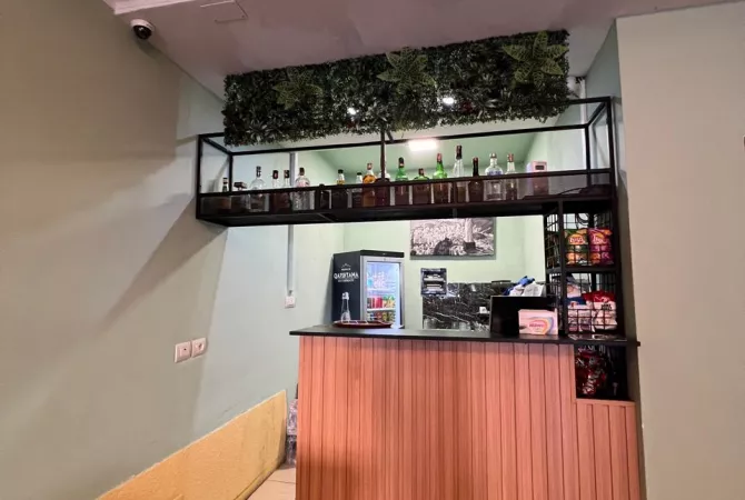 Shitet  ambient biznesi Bar-Kafe ne Komune te Parisit.