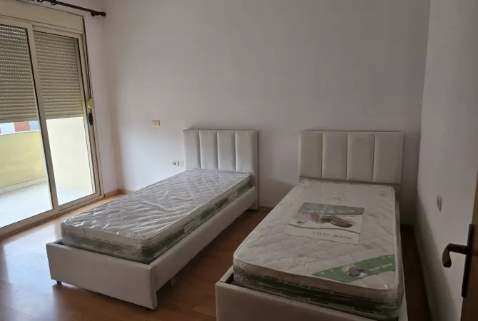 Shtepi me qera Apartament ne Tirane, 2+1, Mobilimi E mobiluar, Pagesa 50,000  Leke.