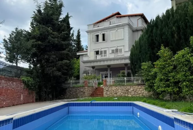 Shtepi me qera Vila Luksoze ne Tirane, 5+1, Mobilimi E mobiluar, Pagesa 3,000  Euro.