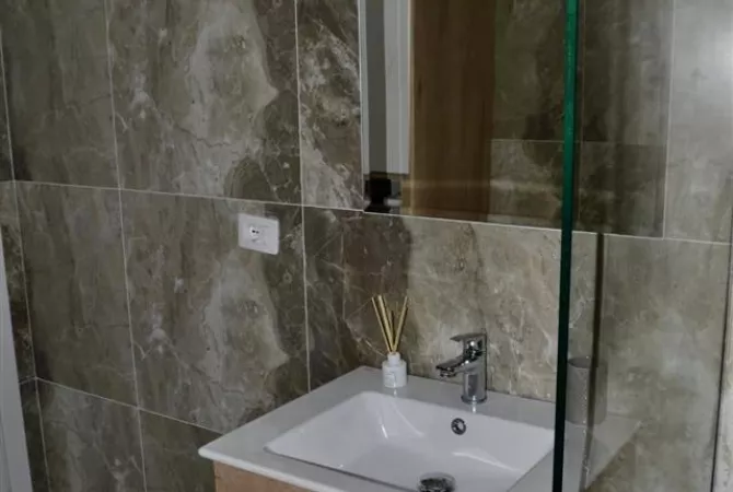 Shtepi me qera 1+1 ne Tirane - 70,000 Leke