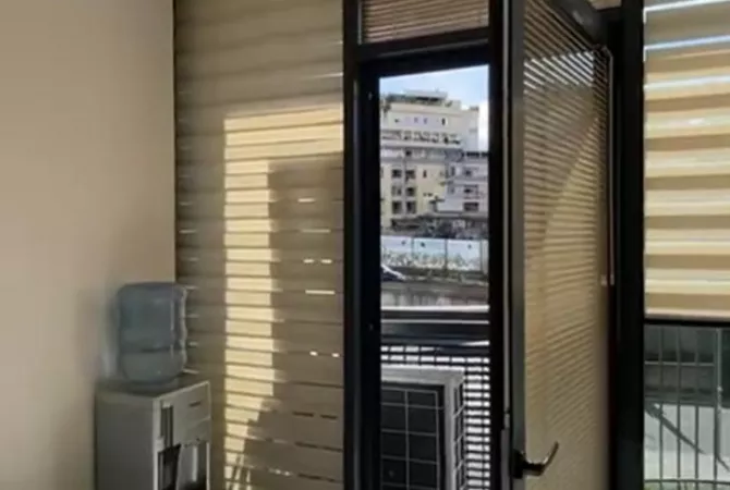 Shitet biznesi i nje parukerie te Lake View.