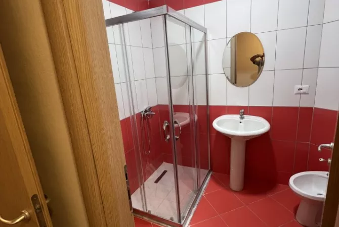 Shtepi me qera Apartament ne Tirane, 2+1, Mobilimi E mobiluar, Pagesa 45,000  Leke.