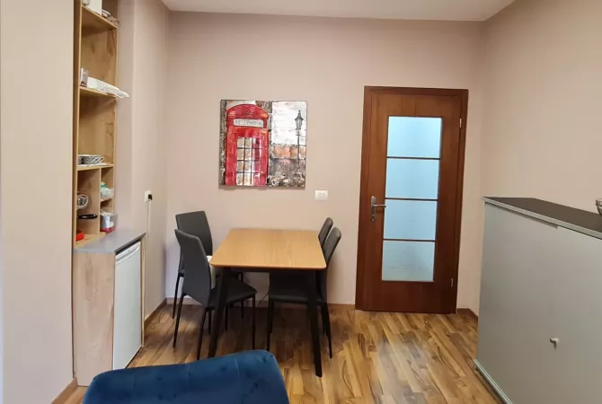 Jepet me qera apartament 4+1 per zyra, tek 21 Dhjetori
