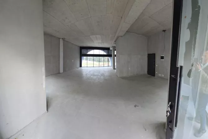 Ambient biznesi me qera 3+1 ne Tirane - 1,200 Euro