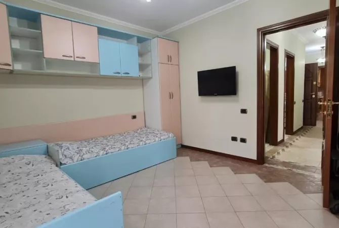 Shtepi me qera Apartament ne Tirane, 3+1, Mobilimi E mobiluar, Pagesa 850  Euro.