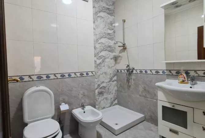 Shtepi me qera Apartament ne Tirane, 3+1, Mobilimi E mobiluar, Pagesa 850  Euro.