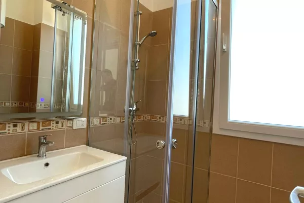 Shtepi me qera Apartament ne Tirane, 2+1, Mobilimi E mobiluar, Pagesa 800  Euro.