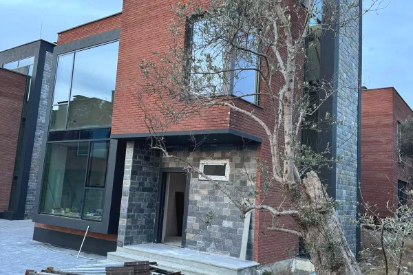 Shtepi ne shitje Apartament ne Tirane, 4+1, Mobilimi Bosh, pa mobiluar, Pagesa 530,000  Euro.