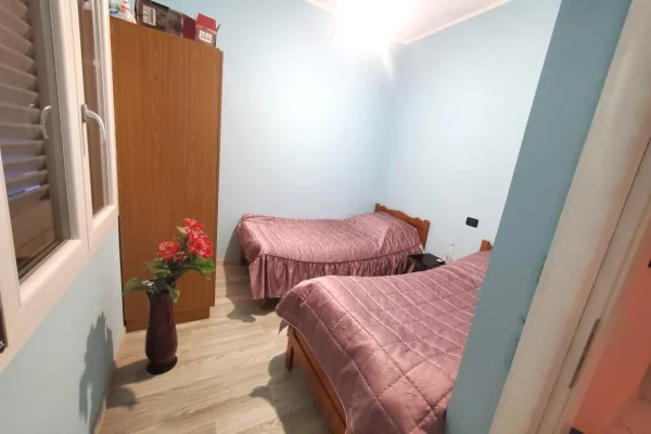 Shtepi ne shitje Apartament ne Tirane, 3+1, Mobilimi Bosh, pa mobiluar, Pagesa 400,000  Euro.