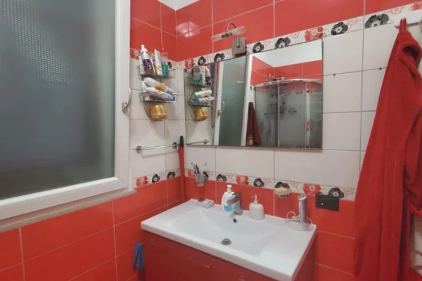 Shtepi ne shitje Apartament ne Tirane, 3+1, Mobilimi Bosh, pa mobiluar, Pagesa 400,000  Euro.