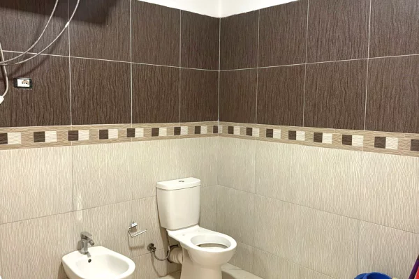 Shtepi ne shitje Apartament ne Tirane, 2+1, Mobilimi E mobiluar, Pagesa 158,750  Euro.