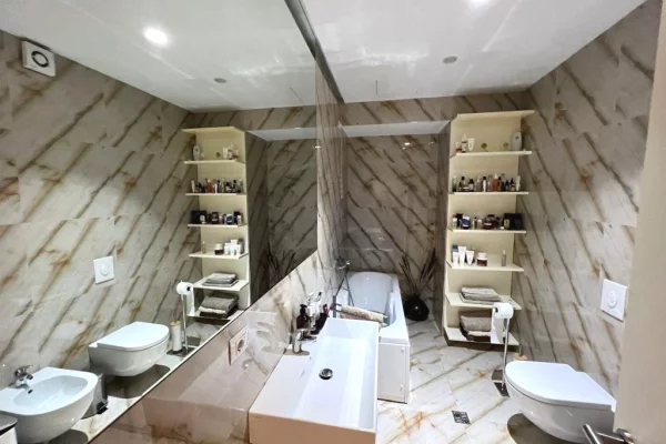 Shtepi me qera 2+1 ne Tirane - 2,500 Euro