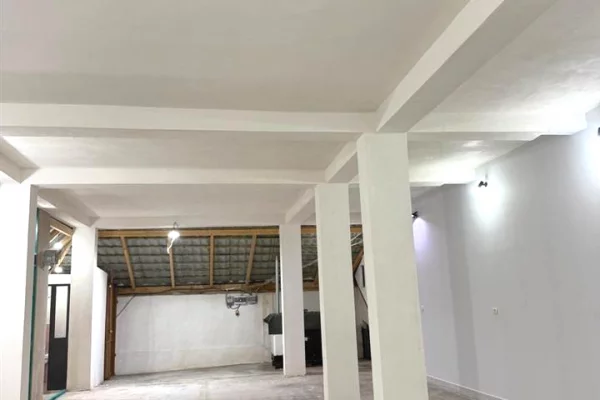 Business Property for Rent 4+1 in Tirana - 40,000 Leke