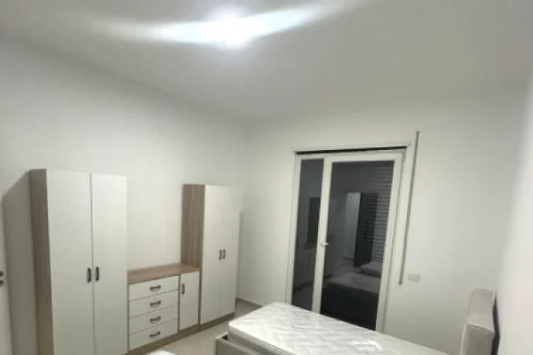 Shtepi me qera Apartament ne Tirane, 2+1, Mobilimi E mobiluar, Pagesa 60,000  Leke.