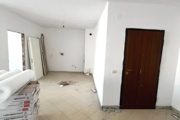 Shtepi ne shitje Apartament ne Tirane, 2+1, Mobilimi Bosh, pa mobiluar, Pagesa 149,000  Euro.