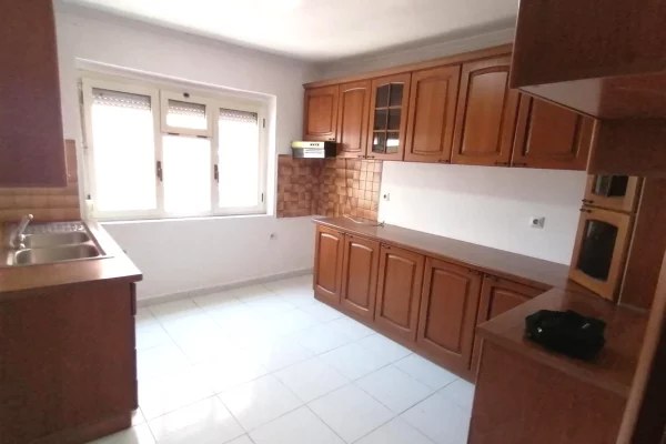 Shtepi me qera 3+1 ne Tirane - 50,000 Leke