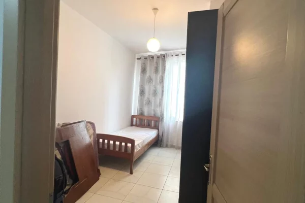 Shtepi me qera Apartament ne Tirane, 2+1, Mobilimi Bosh, pa mobiluar, Pagesa 450  Euro.