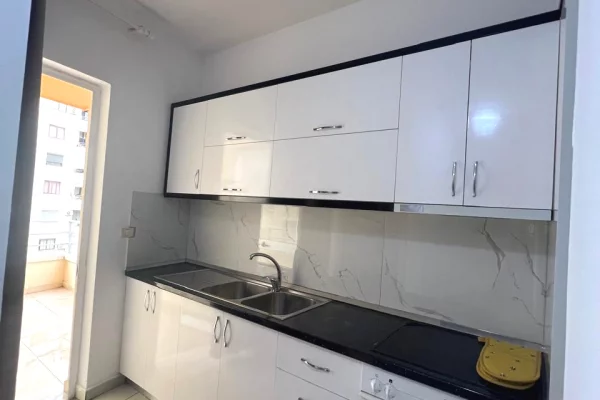 Shtepi me qera Apartament ne Tirane, 2+1, Mobilimi Bosh, pa mobiluar, Pagesa 450  Euro.
