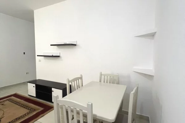Shtepi me qera Apartament ne Tirane, 2+1, Mobilimi Bosh, pa mobiluar, Pagesa 450  Euro.